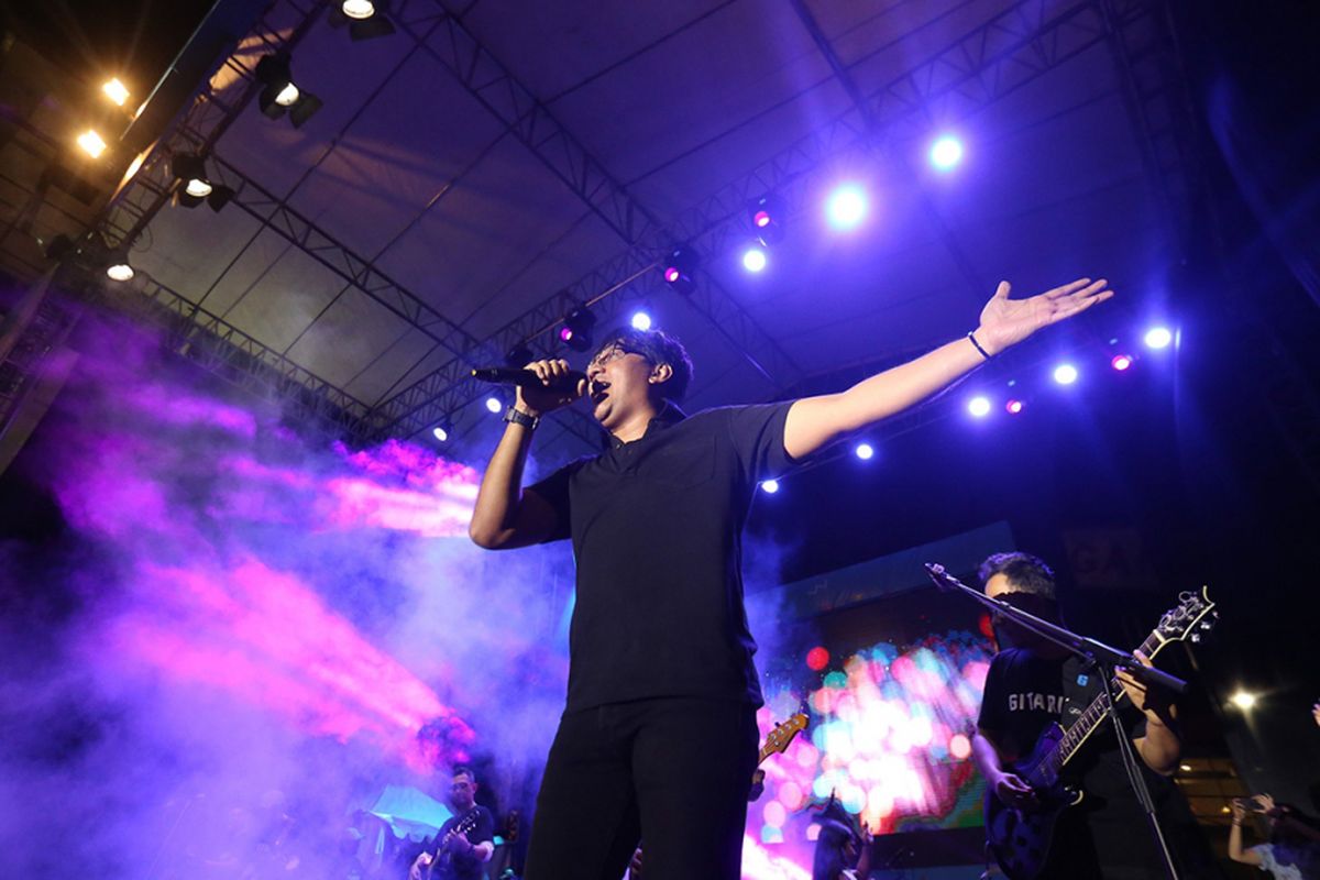 Stinky saat tampil di acara The 90s Festival, Gambir Expo, Jakarta Utara, Sabtu (25/11/2017). Festival ini menghadirkan sejumlah musisi yang hits di era 90-an diantaranya adalah Sixpence None The Richer, Potret, The Groove, Bragi, P-Project, Dewa 19 feat Ari Lasso, Neo, KLa Project dan lain-lain.