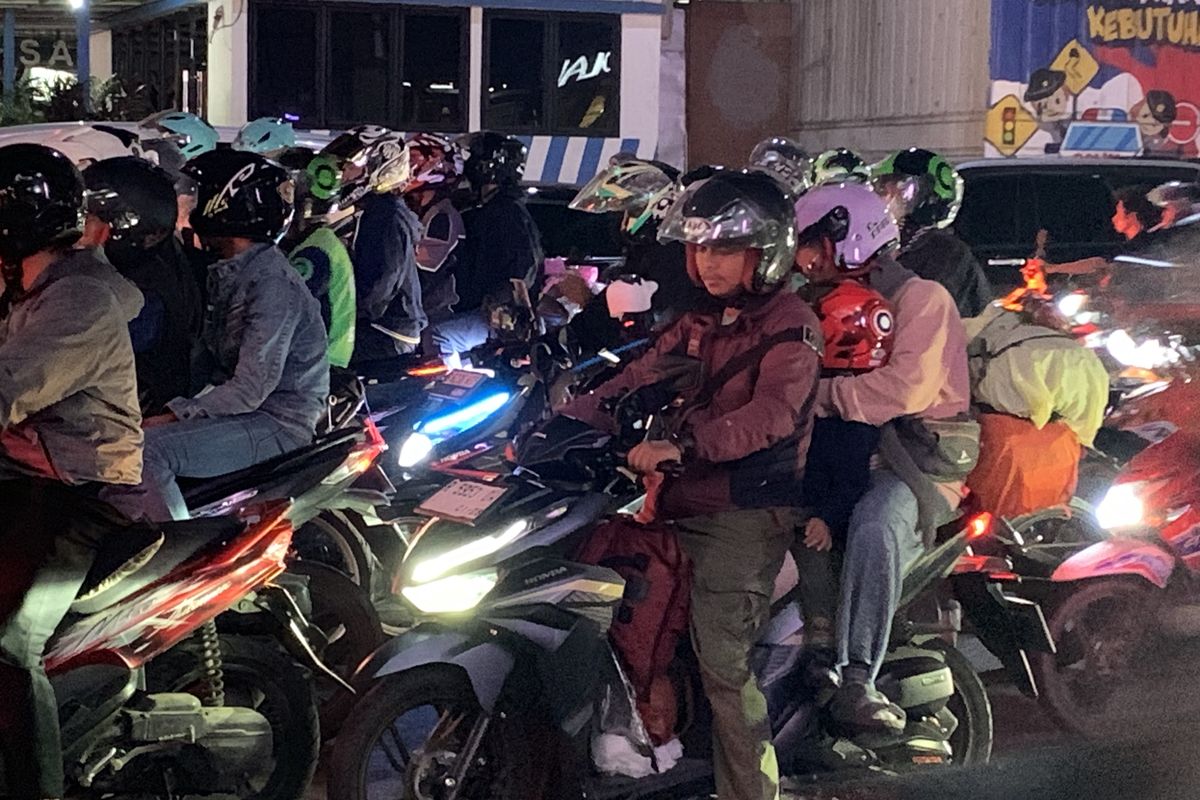 Pemudik motor yang membawa anaknya mulai banyak ditemui Jalan KH Noer Ali tepatnya di simpang mal Bekasi Cyber Park (BCP), Kalimalang, Bekasi Barat, Jumat (5/4/2024).