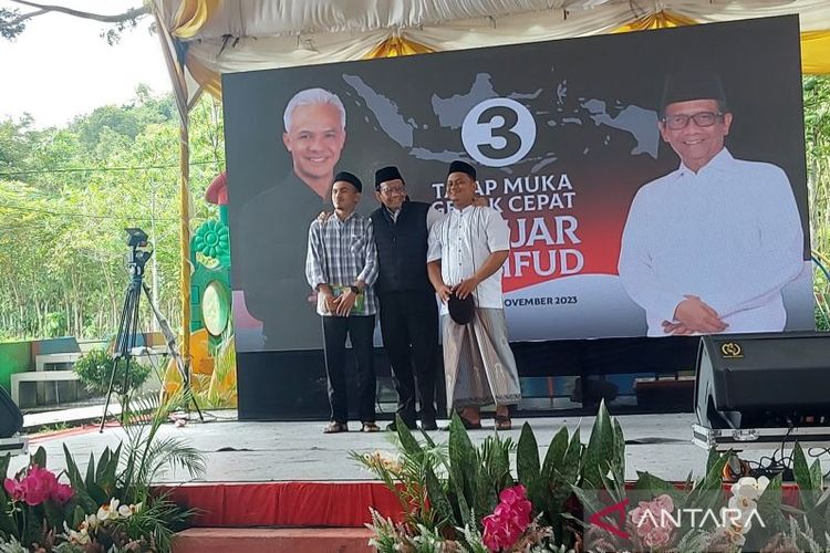 Calon Wakil Presiden nomor urut 3 Mahfud MD (tengah) berfoto bersama dengan ustads dan santri usai memberikan cindera mata dalam kampanye Pilpres 2024 di Desa Jaboi Kecamatan Sukajaya Sabang Aceh, Selasa (28/11/2023). 
