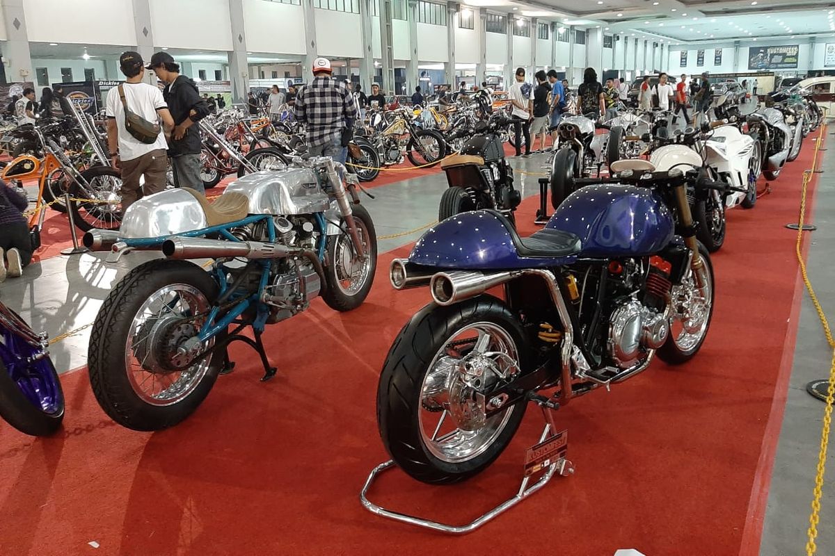 Ratusan motor custom peserta Kustomfest 2019.