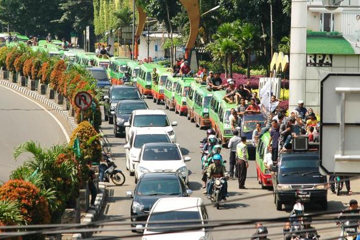 Ratusan sopir angkutan kota (angkot) di Kota Bogor saat melakukan aksi unjuk rasa dari Jalan Padjajaran sampai depan Kantor Balaikota Bogor, Rabu (27/4/2016). Para sopir angkot menuntut Pemkot Bogor agar kebijakan Sistem Satu Arah (SSA) di seputar kawasan Istana Bogor dan Kebun Raya Bogor ditiadakan.