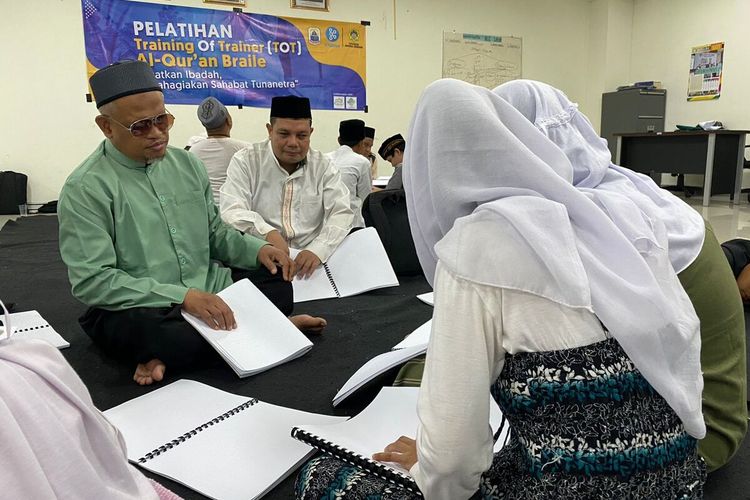 Penyandang Tunanetra sedang belajar Al Quran Braille di Masjid Agung Al-Araaf Rangkasbitung, Rabu (27/7).