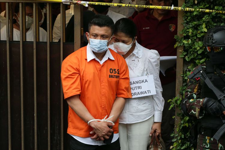 Tersangka Ferdy Sambo dan Putri Candrawathi  saat menjalani rekonstruksi kasus pembunuhan Brigadir J di rumah dinas Ferdy Sambo, Duren Tiga, Jakarta Selatan, Selasa (30/8/2022). Tim Khusus (Timsus) Polri menggelar rekonstruksi kasus pembunuhan berencana Brigadir J atau Nofriansyah Yosua Hutabarat.