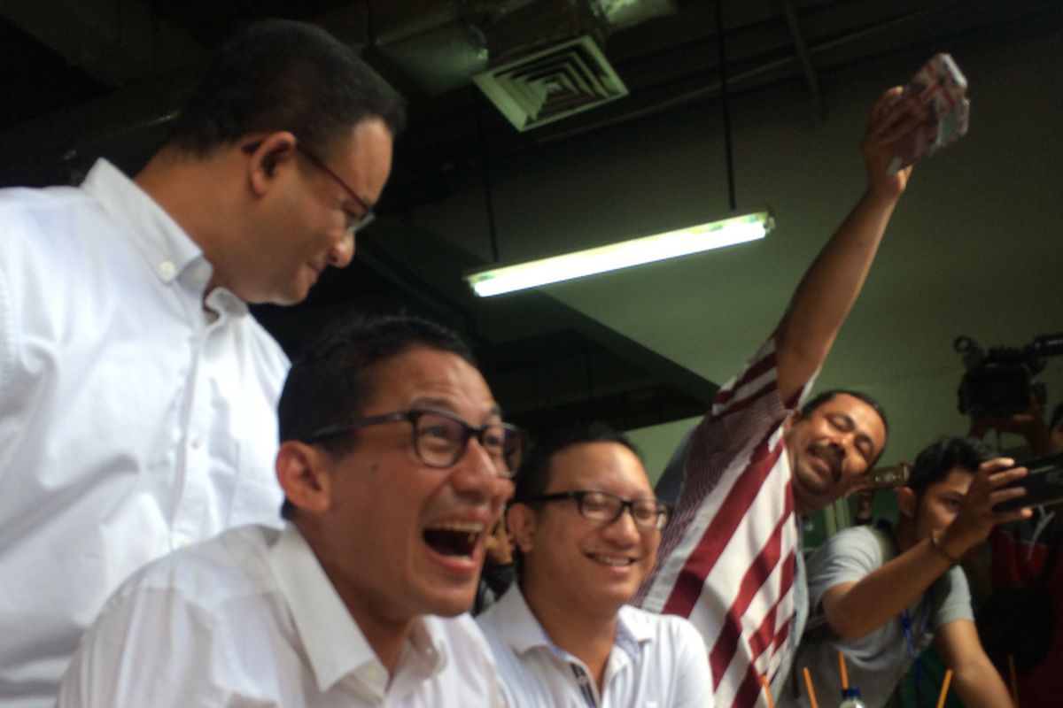 Calon gubernur-wakil gubernur DKI Jakarta, Anies Baswedan-Sandoaga Uno, blusukan bareng di Fresh Market, Pantai Indah Kapuk (PIK), Jakarta Utara, Minggu (19/3/2017). 