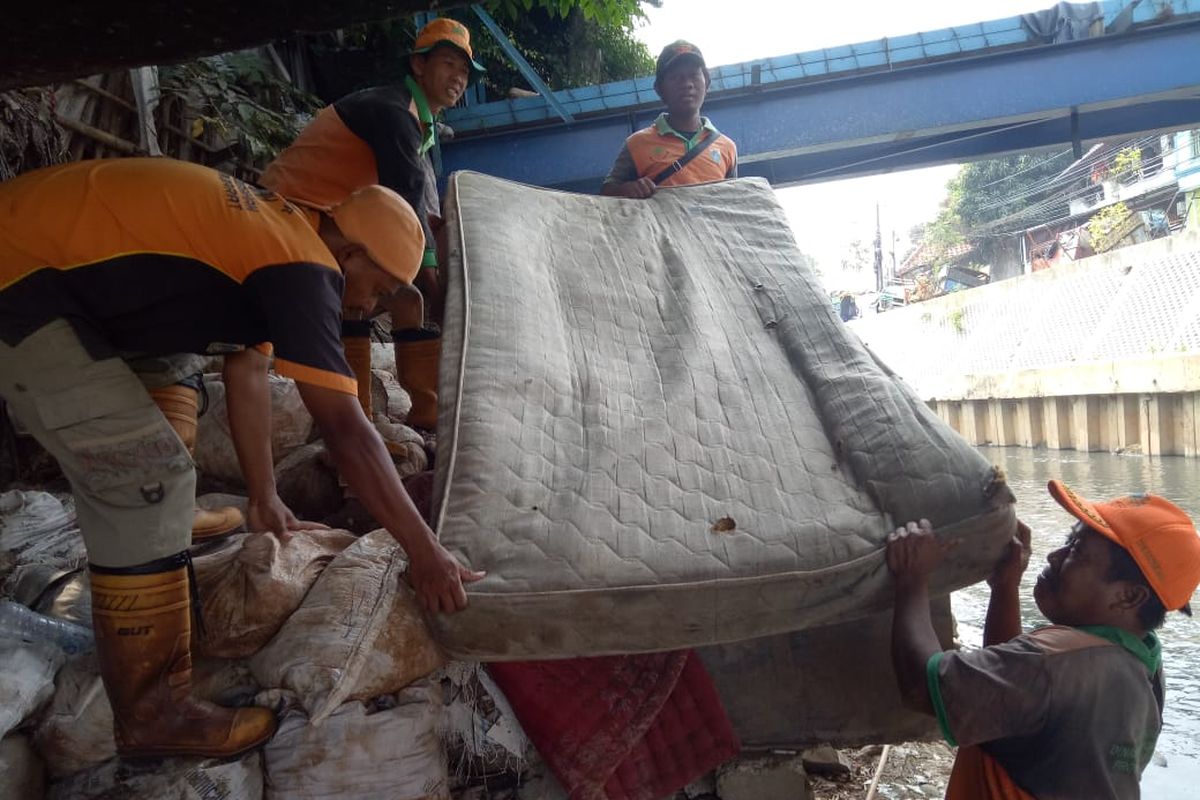 Sebanyak lima kasur dan satu sofa ditemukan di Kali Grogol.