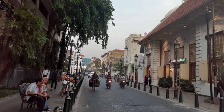 Suasana di salah-satu jalan utama di kawasan Kota Tua Semarang yang sudah direvitalisasi. 