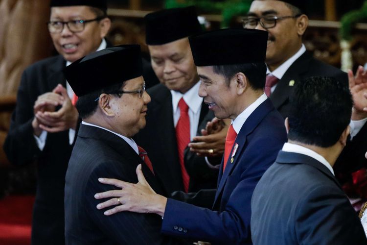 Joko Widodo mendapat ucapan selamat dari Prabowo Subianto saat pelantikan Presiden dan Wakil Presiden RI di Gedung DPR/MPR, Jakarta, Minggu (20/10/2019). Jokowi dan Maruf Amin sebagai Presiden dan Wakil Presiden masa jabatan 2019-2024.