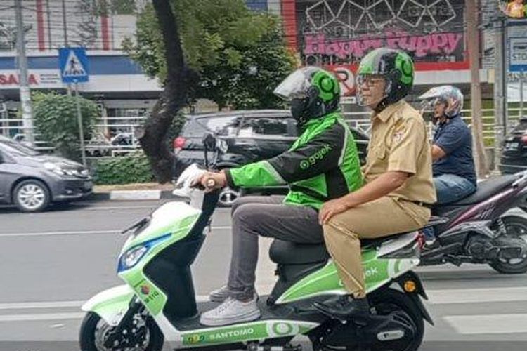 Ojol Day resmi ditetapkan oleh Pemerintah Kota (Pemkot) Makassar, Selasa (20/9/2022). Untuk memberi contoh kepada masyarakat, Wali Kota Makassar Danny Pomanto menggunakan ojol dari kediamannya Jl Amirullah hingga Kantor Balai Kota Makassar. 