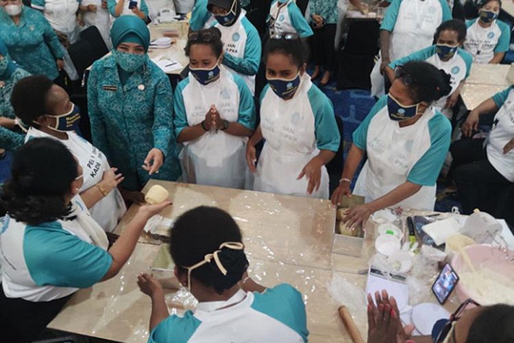 Tri meninjau langsung pelatihan membuat roti di Timika, Papu.