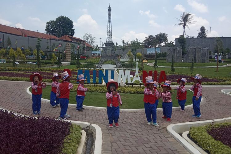 Para Minius menghibur pengunjung Taman Minimania di Cimory. 