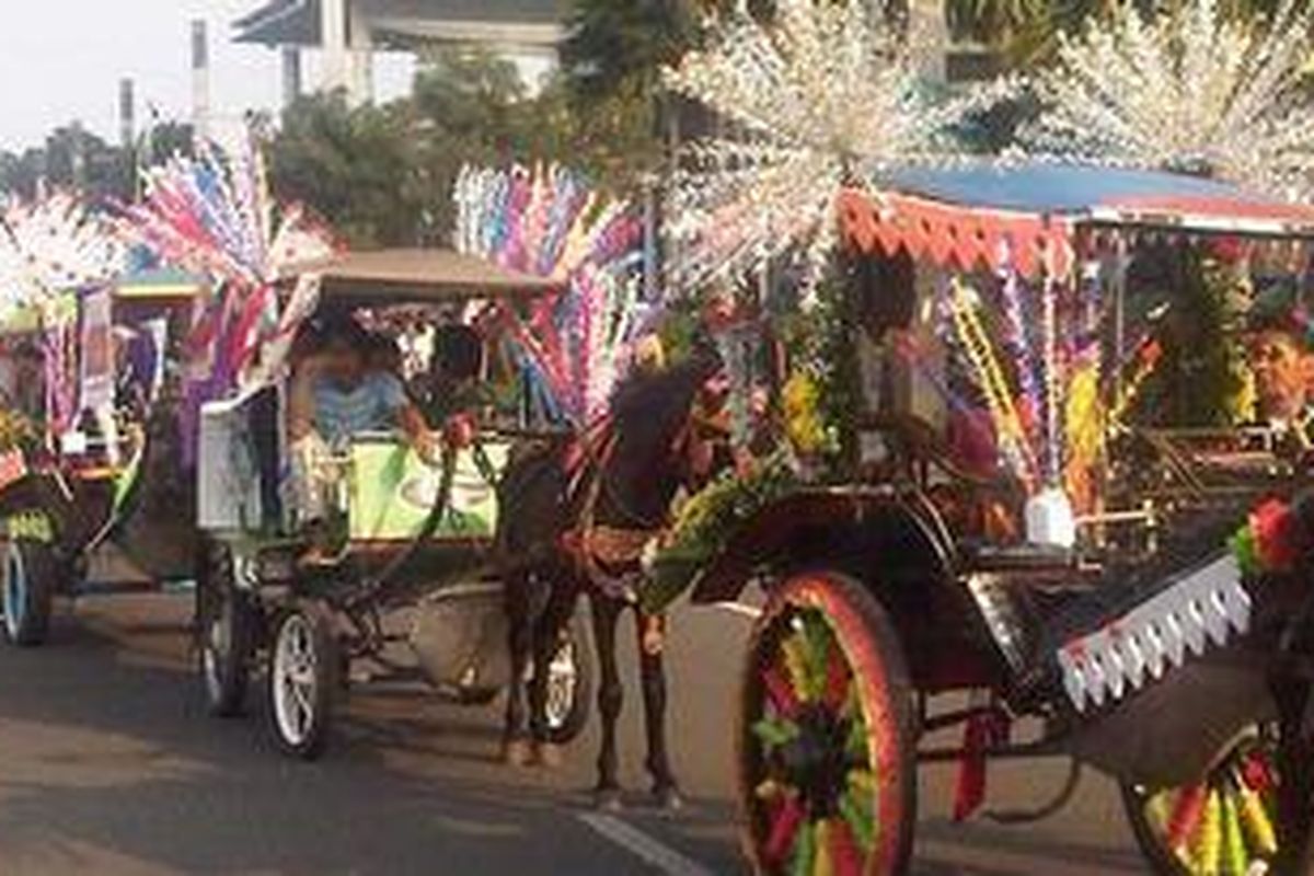 Ilustrasi : Para andong bersiap untuk melakukan iring-iringan beserta peserta fun bike lainnya, Minggu (24/6/2012), di Senayan City, Jakarta Selatan. Selain berbelanja, panitia Festival Jakarta Great Sale juga mengadakan Parade Andong Hias dan Fun Bike dalam memeriahkan HUT DKI Jakarta.