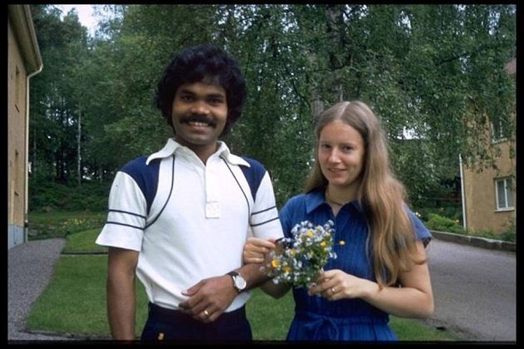 Namanya Pradyumna Kumar Mahanandia. Dari Odisha.

Pada tahun 1977 dia bersepeda sejauh 9600+ km dari India ke Swedia untuk menikahi Charlotte Von Schedvin. Akhir yang bahagia. Mereka memiliki 2 anak yang sudah dewasa dan masih menikah dengan bahagia ..