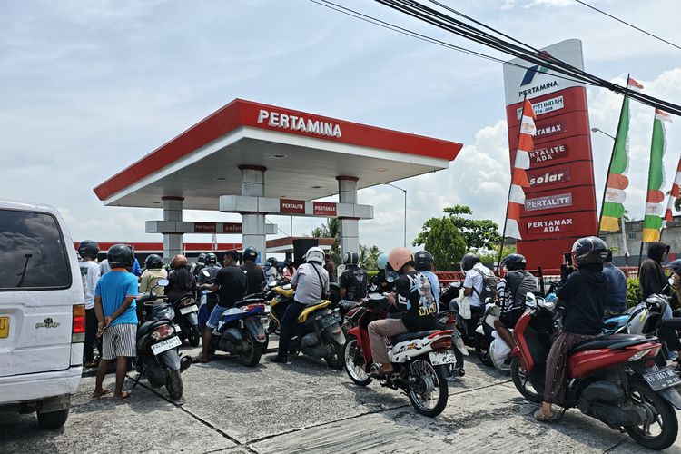 Antrean BBM Terjadi di Berbagai Daerah, Anggota Komisi VI DPR Duga Ada Permainan di SPBU