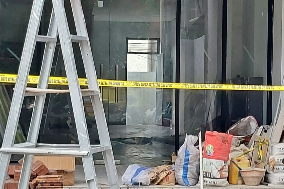 CEK TKP: Garis polisi terpasang di depan salah satu ruko Jalan Colombo, Samirono, Kalurahan Caturtunggal, Kapanewon Depok, Kabupaten Sleman pada Senin (2/12/202). Di lantai dua ruko tersebut ditemukan mayat pria tergeletak beralaskan plastik.