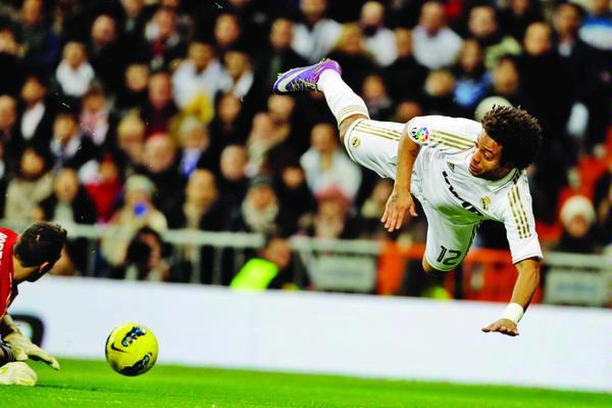 Bek Real Madrid, Marcelo, terjungkal setelah bertabrakan dengan penjaga gawang Real Zaragoza, Roberto Jimenez, pada pertandingan Liga Spanyol di Stadion Santiago Bernabeu, Madrid, Spanyol, Sabtu (28/1).