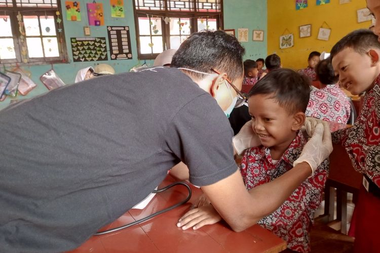 Demi Bisa Deteksi Dini Kesehatan Para Siswa SD, Petugas Puskesmas di Pekalongan Datang Tanpa Ambulans dan Seragam