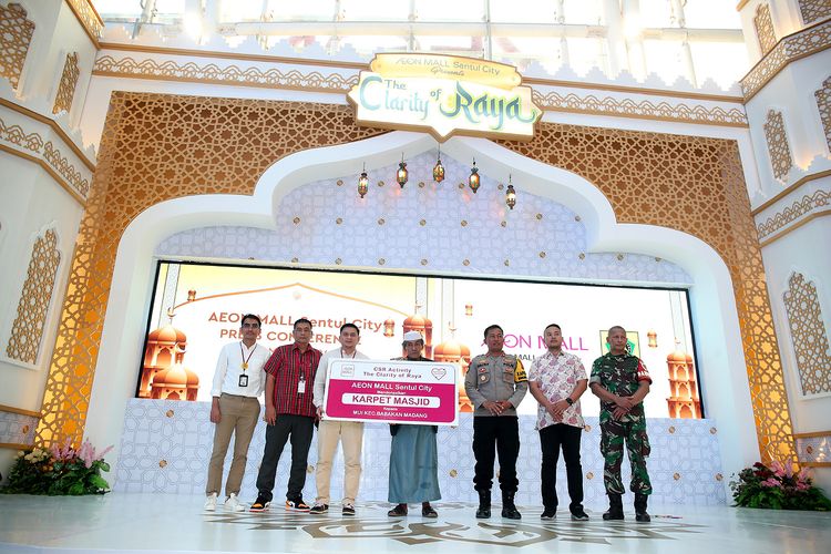 Penyerahan simbolis karpet masjid dari Aeon Mall Sentul City kepada MUI Kecamatan Babakan Madang, Kabupaten Bogor, Jawa Barat (21/3/2024).