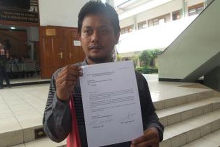 Kuasa hukum Bambang Widjojanto, Ainul Yaqin, menunjukkan surat pencabutan gugatan praperadilan terhadap Polri di Pengadilan Negeri Jakarta Selatan, Rabu (10/5/2015).