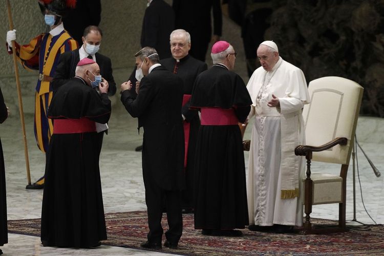 Paus Fransiskus bertemu dengan para uskup di aula Paulus VI pada audiensi umum mingguan di Vatikan, Rabu, 21 Oktober 2020. 