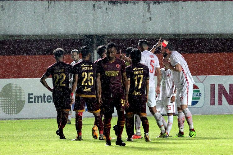 Pemain Persija Jakarta Marco Motta (kanan) menerima kartu merah pada babak semifinal Piala Menpora 2021 melawan PSM Makassar yang berakhir dengan skor 0-0 di Stadion Maguwoharjo Sleman, Kamis (15/4/2021) malam.