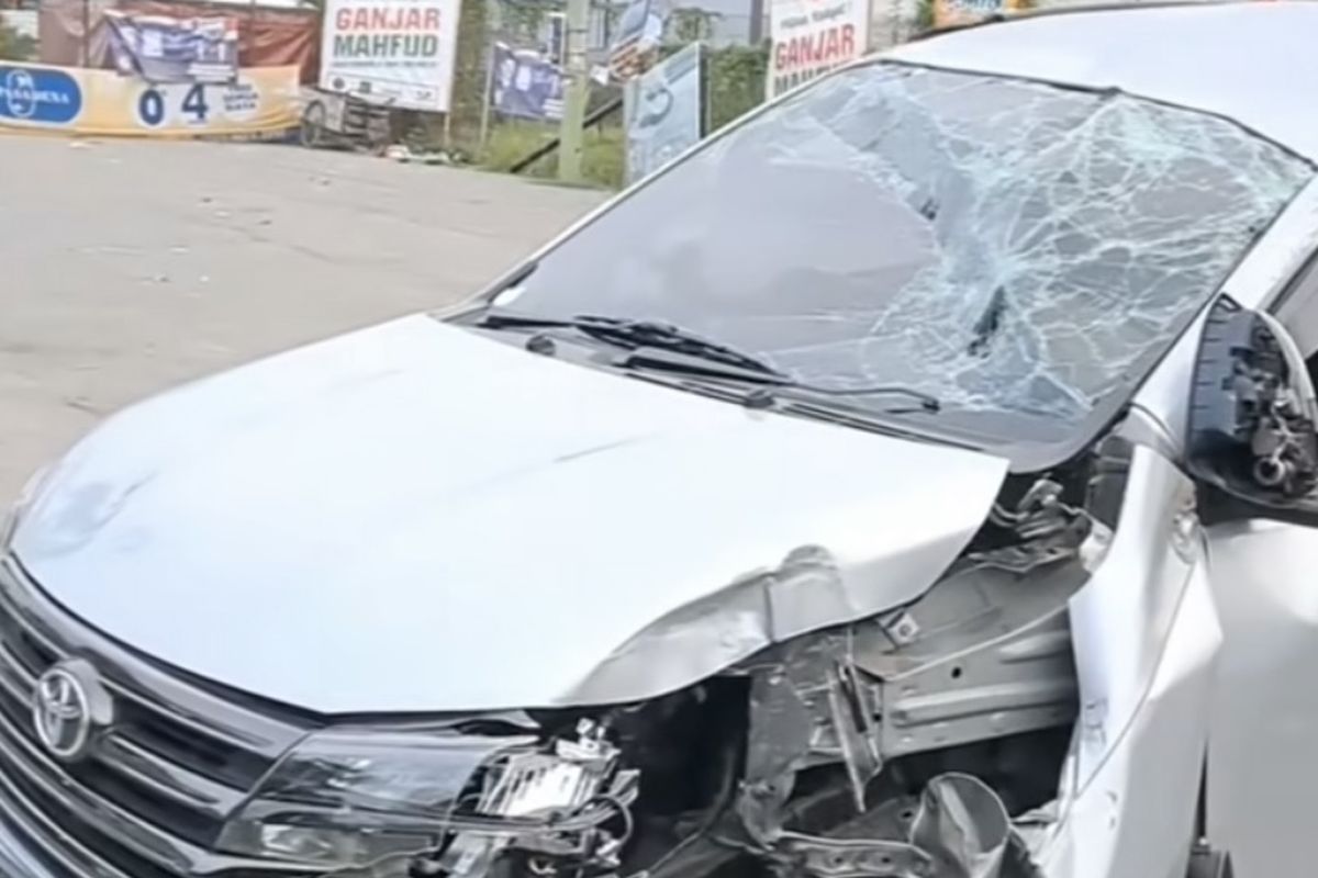 Peristiwa kecelakaan mobil menabrak tiang listrik dan pohon terjadi di area Komplek Marakash Square, Kecamatan Babelan, Kabupaten Bekasi, Selasa (2/1/2023). Polisi menyebut peristiwa terjadi karena pengemudi mengantuk. 
