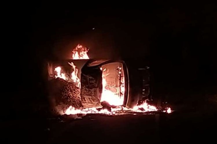 Mobil pickup yang dikendarai oleh pasangan suami istri terbalik dan terbakar di jalur trans Sulawesi, Kabupaten Bone, Sulawesi Selatan mengakibat satu korban tewas. Kamis, (31/8/2023).