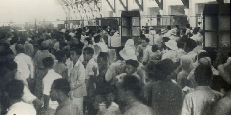 Kesibukan rakyat menukarkan Uang Jepang dengan Uang Republik di Kantor Pos Pasar Baru dan di Bank Negara Indonesia Menteng Raya tanggal 29 Oktober 1946 .