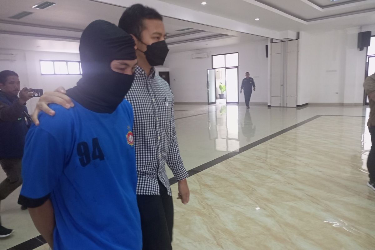 Suhendra (32), warga Desa Kuripan, Kecamatan Ciseeng, Kabupaten Bogor, Jawa Barat, ditetapkan sebagai tersangka kasus perdagangan bayi dari para ibu hamil yang tidak memiliki suami.