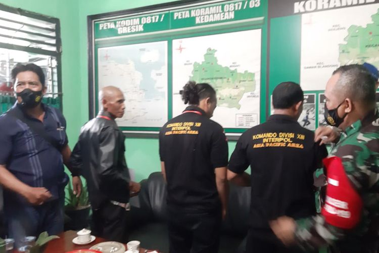 Tiga orang yang mengaku sebagai anggota Interpol, saat dimintai keterangan di markas Koramil Kedamean, Gresik.