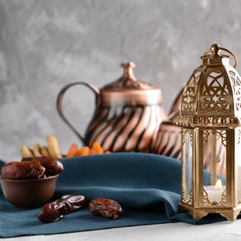 Ilustrasi dekorasi meja makan bertema Ramadan