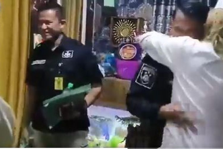 Rekaman video saat polisi dari Polda Jawa Barat bertemu dengan Bahar bin Smith viral di sosial media. Saat itu, polisi tengah menyampaikan Surat Perintah Dimulainya Penyidikan (SPDP) yang menyeret Bahar.