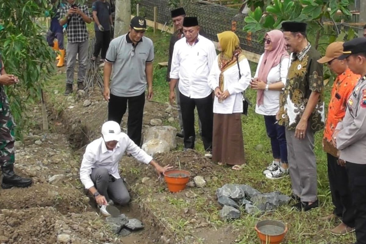 Dapur umum tersebut secara simbolis dibangun dengan melaksanakan peletakan batu pertama di Desa Kemukus, Kecamatan Gombong, Kabupaten Kebumen, Sabtu (28/12/2024).