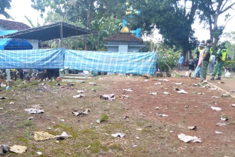 Makam yang dibongkar untuk keperluan autopsi di Desa Serah, Kecamatan Panceng, Gresik, Senin (20/7/2020).