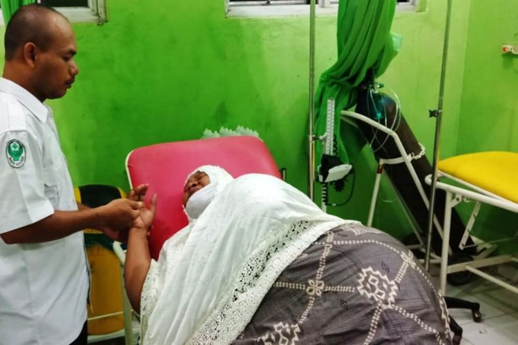 Nurmawati (59) korban begal mendapat perawatan medis di Puskesmas Julok, Kabupaten Aceh Timur, Minggu (27/1/2019)