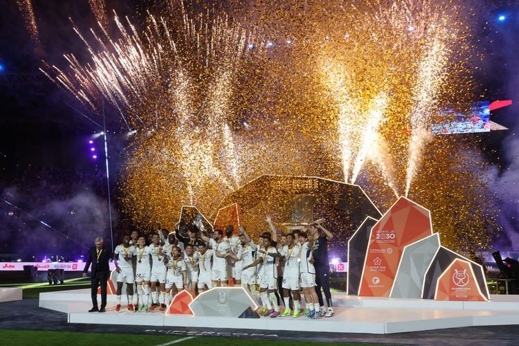 Real Madrid asuhan Carlo Ancelotti melakukan selebrasi usai menjadi juara Piala Super Spanyol 2024. Laga final Piala Super Spanyol 2024 antara Madrid vs Barcelona di Stadion Al Awwal Park, Arab Saudi, 14 Januari 2024, berakhir dengan skor 4-1. (Photo by Giuseppe CACACE / AFP)