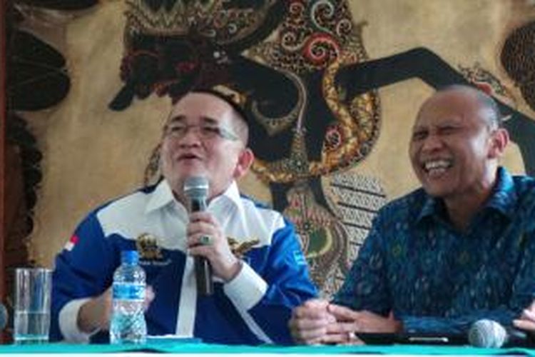 Ruhut Sitompul (kiri) dan Pramono Edhie Wibowo (kanan) dalam acara bincang media, di Jakarta, Senin (9/9/2013)