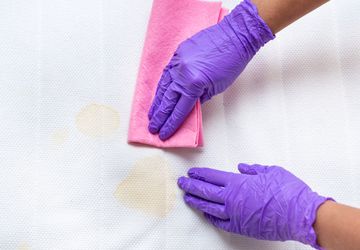 Cara Menghilangkan Noda Kuning pada Kasur, Mudah dan Ampuh 