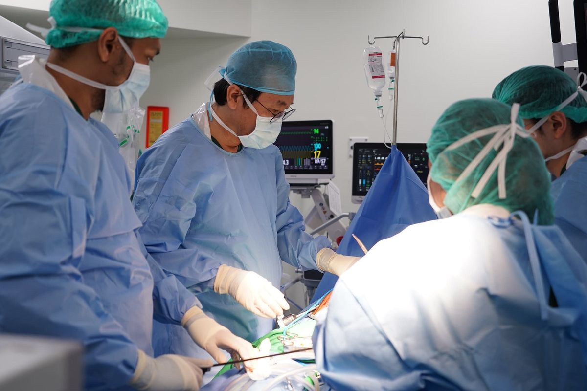 Tim dokter dari Siloam Hospitals menjalankan operasi pada pasien.