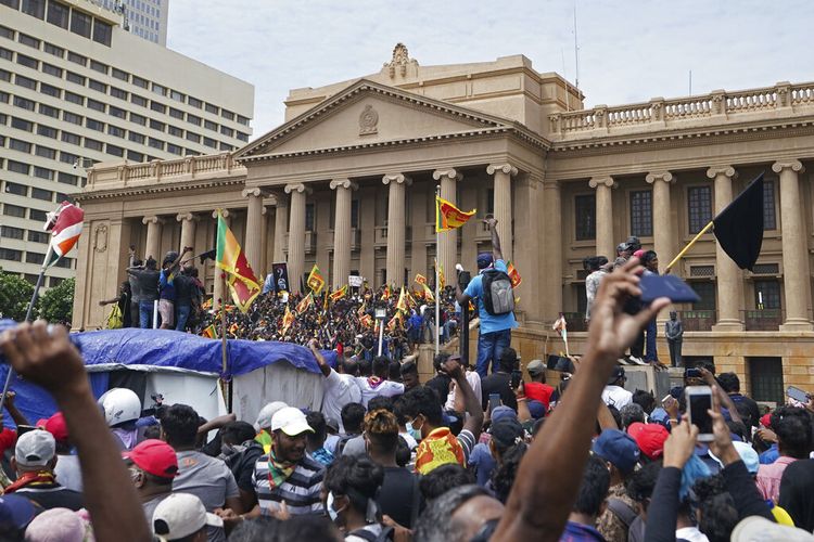 Para pengunjuk rasa, banyak yang membawa bendera Sri Lanka, berkumpul di luar kantor presiden di Colombo, Sri Lanka, Sabtu, 9 Juli 2022.