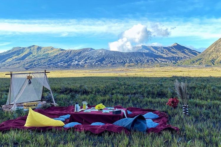 Piknik di Bromo, cara unik menikmati pemandangan Gunung Bromo. Dok. Instagram Wonderfulbromo.