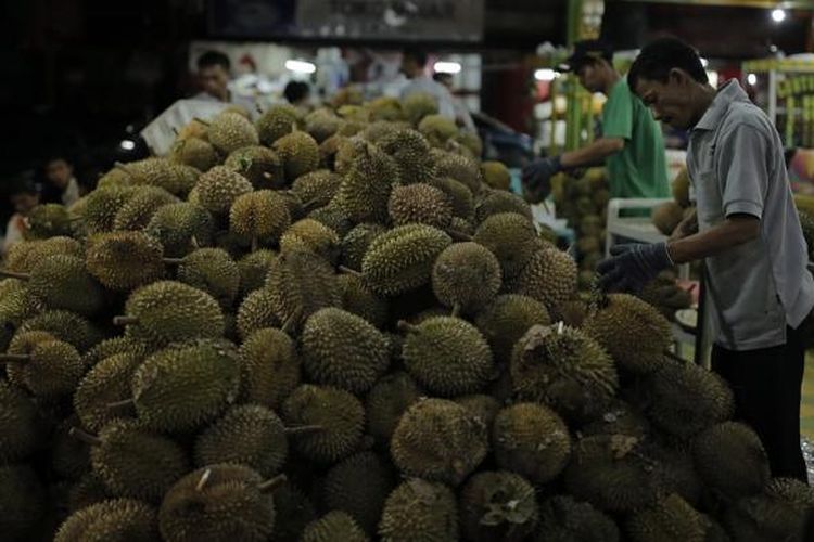 Setumpuk durian siap disajikan di Durian Ucok, Medan, Sumatera Utara. Rata-rata, seribu durian terjual dalam sehari di sini, dari pasokan sekitar 6.000 durian per hari. Gambar diambil pada Kamis (25/8/2016