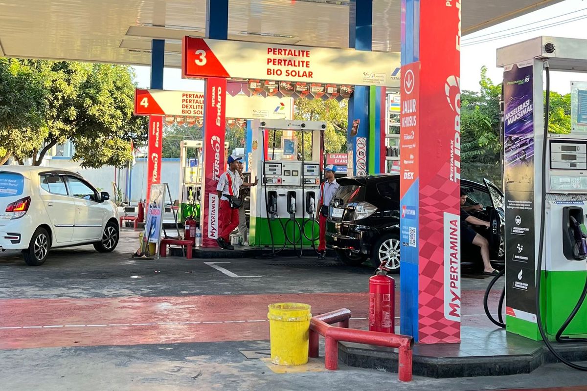 JATIM - Keluhkan Sosialisasi Pembelian Pertalite Pakai QR Code, Warga Sumenep: Tak Semua Orang Punya Smartphone | Sejumlah sepeda motor dilarang beli Pertalite.