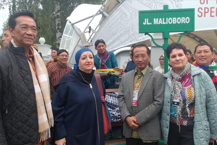 Gubernur Daerah Istimewa Yogyakarta Sri Sultan Hamengku Buwono X menyerahkan becak kepada Penasihat Museum Ketimuran Rusia di Moskow, saat berlangsungnya Festival Indonesia di Moskow, Jumat (2/8 /2019)