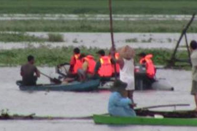 Tim SAR dan nelayan mencari dua korban tenggelam di Waduk Cengklik, Jumat (19/2/2015). 