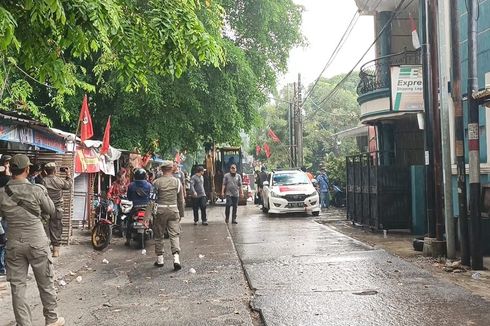 Satpol PP Kota Bekasi Tertibkan Puluhan Lapak Pedagang di Bantaran Kali Jati, Empat Kantor Ormas Tak Ikut Dibongkar