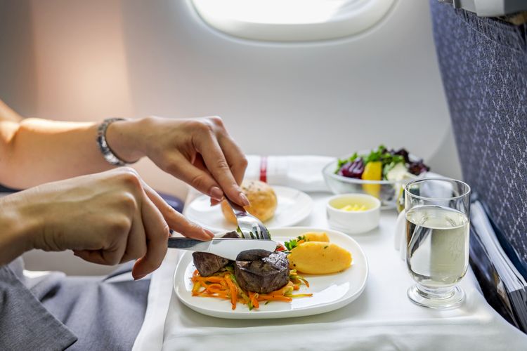 Ilustrasi sajian makanan di pesawat. 