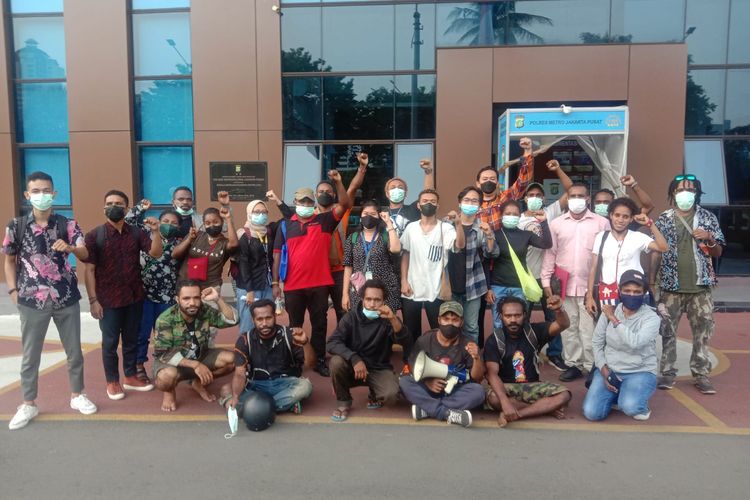 Polres Metro Jakarta Pusat akhirnya melepas 17 aktivis Papua yang ditangkap saat aksi unjuk rasa di depan Kedutaan Besar Amerika Serikat, Kamis (30/9/2021) siang kemarin.  Para peserta unjuk rasa itu baru dilepas pada Jumat (1/10/2021), setelah diperiksa sekitar 18 jam. 