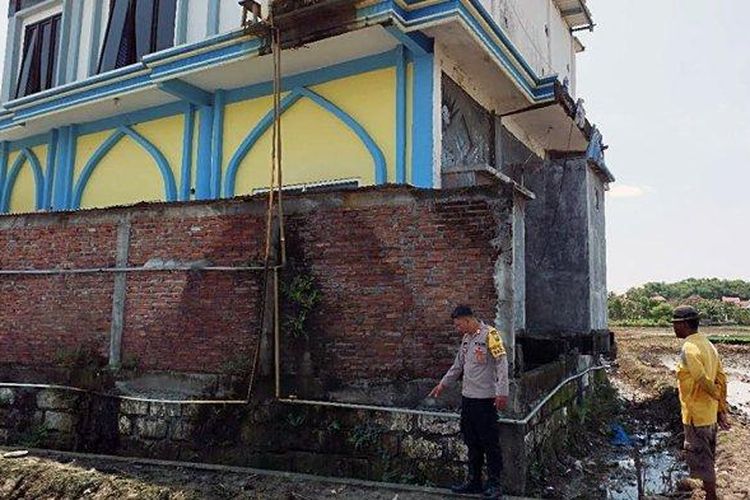 Petugas dari Polsek Babat melakukan olah TKP jatuhnya siswa SMP Muhammadiyah 26 Patihan Babat Lamongan dari atas balkon musala, Senin (11/12/2023). 

