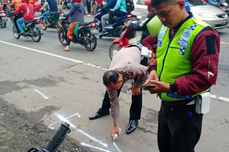 Olah TKP kecelakaan maut di Jalan Jenderal Soedirman Desa Sokaraja Kulon, Kecamatan Sokaraja, Kabupaten Banyumas, Jawa Tengah, Kamis (20/2/2020).