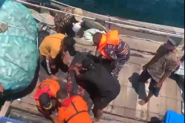Proses evakuasi jenazah korban PMI ilegal yang meninggal dunia akibat tenggelam bersama kapal kayu yang ditumpangi di perairan Tanjung Api, Kabupaten Asahan.